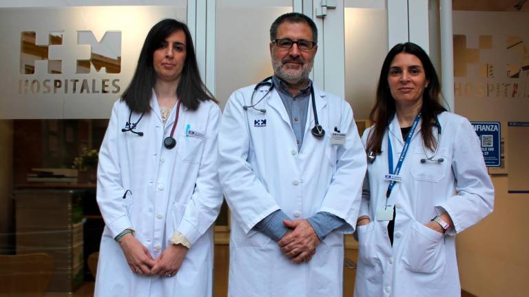 Lara Mateo, Eduardo Granja y Lucía Alvela, doctores del Servicio de Medicina Interna del centro compostelano. Foto: HM