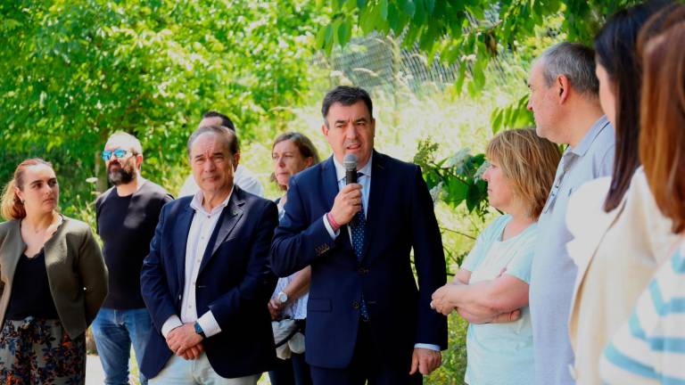 El conselleiro Román Rodríguez presentando el proyecto al personal de los centros beneficiados, junto al alcalde José Crespo. Foto: Sangiao