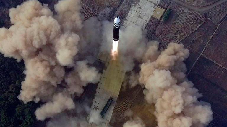 La Agencia Central de Noticias de Corea del Norte muestra el lanzamiento de un nuevo misil balístico intercontinental en Corea del Norte