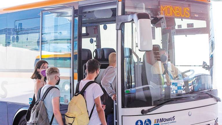 rebajas. Un grupo de pasajeros accede a un autobús de la compañía Monbus. Foto: ECG