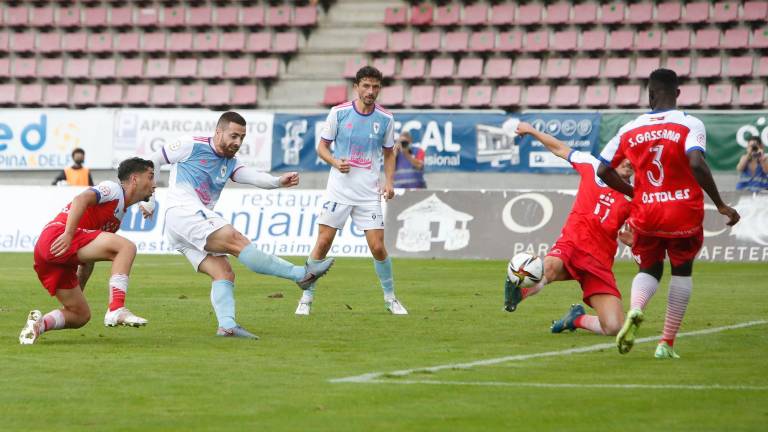 EL DELANTERO del Compostela Primo realiza un remate en el partido de la primera vuelta (3-1). Foto: Antonio Hernández
