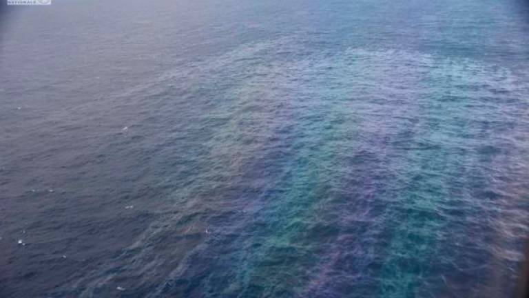 El hundimiento de un barco abandonado deja una mancha de gasóleo en A Illa de Arousa