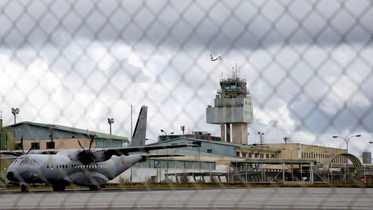 Un avión de carga realiza un aterrizaje de emergencia en el aeropuerto de Santiago