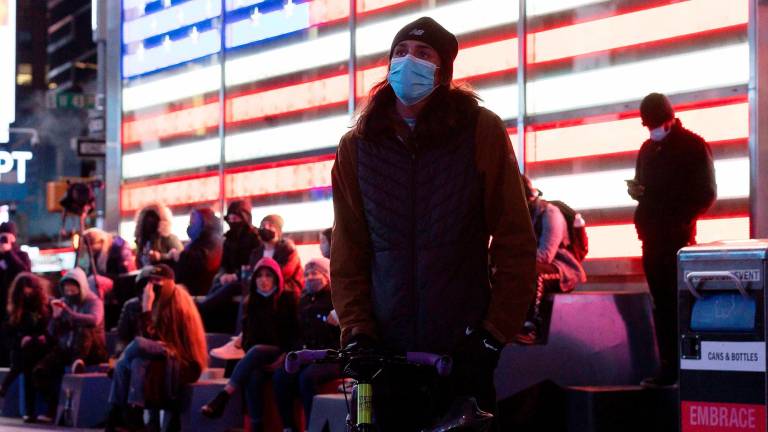 Varias personas concentradas en Times Square observan el recuento. Foto: Justin Lane/Efe