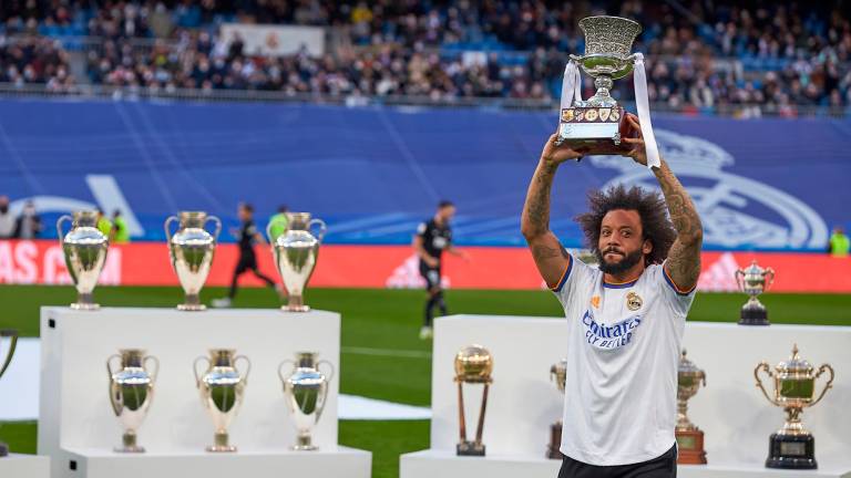 HOMENAJE Marcelo brindó la Supercopa de España al público del Santiago Bernabéu, en los prolegómenos del partido en los que también se rindió tributo a Gento. Foto: AFP7