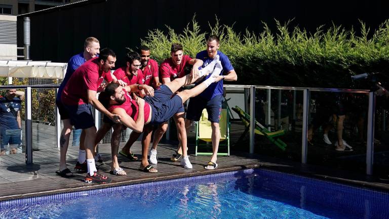 BUEN AMBIENTE Los jugadores del Barça lanzaron a Mirotic a la piscina para celebrar su trofeo de MVP. Foto: ACBPhoto