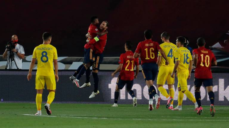 RELEVO. El capitán Sergio Ramos abrazando al joven Ansu Fati tras el gol del jugador del Barça con España. Foto: E. Naranjo