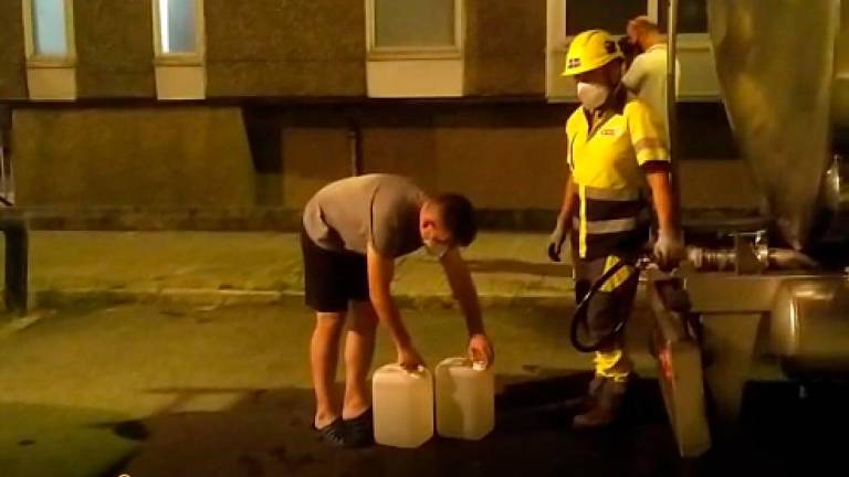 Cidadáns de Santiago facendo acopio de auga o sábado pola noite