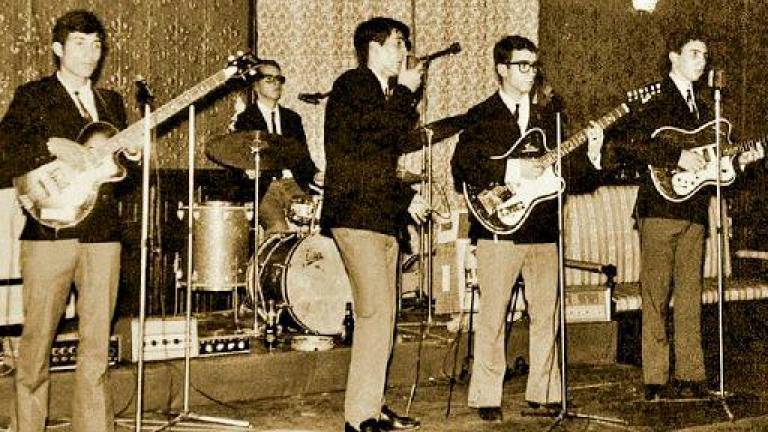los ‘sixties’. El grupo compostelano The Music Stars amenizando el convite de una boda celebrada en el año 1965, en Vilagarcía. Foto: Ramón Castro