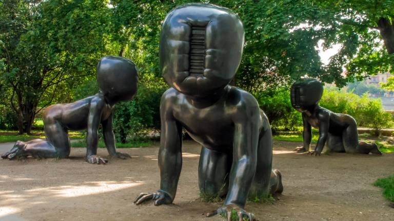 <b>Bebés</b>. David Cerny es el responsable de estas esculturas de bebés gigantes realizadas en bronce con códigos de barras en lugar de rostros. Su posición de gateo da la impresión de que de un momento a otro se vayan a mover por el parque de Kampa en Praga.