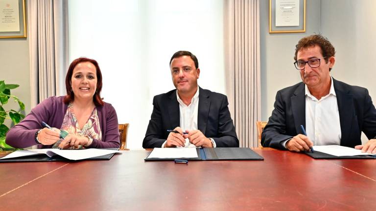 Sandra Insua, Valentín González e Antonio Leira no acto de firma de convenios. Foto: Deputación da Coruña