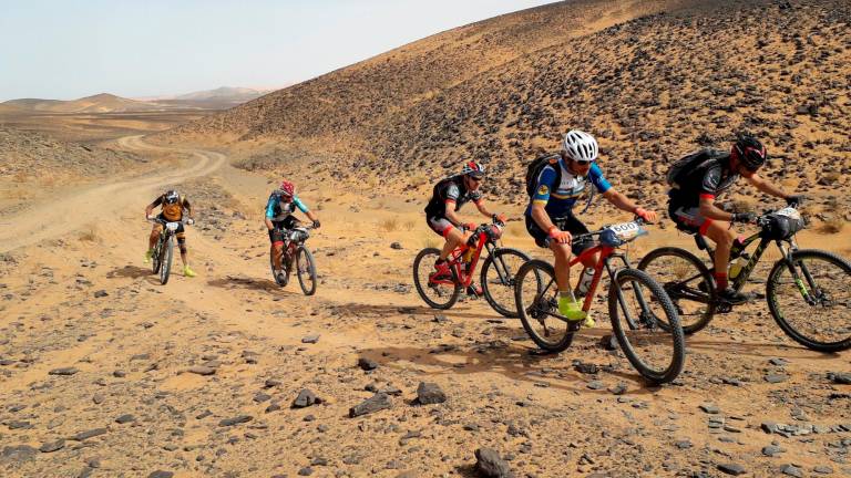 RESISTENCIA Competidores na edición de 2019 da Titán Desert, ao seu paso por Marrocos. Foto: EFE