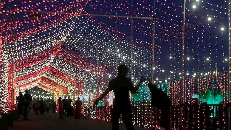 <b>India</b>. La gente atraviesa este paseo de luces en Mumbai. (Fuente, cronista.com)