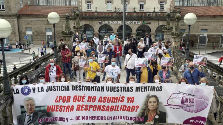 Miembros de la Plataforma de Víctimas Alvia 04155 durante una protesta en la estación de Santiago para recordar a los fallecidos y afectados por el siniestro, en julio de 2021 FOTO: Xoán Rey
