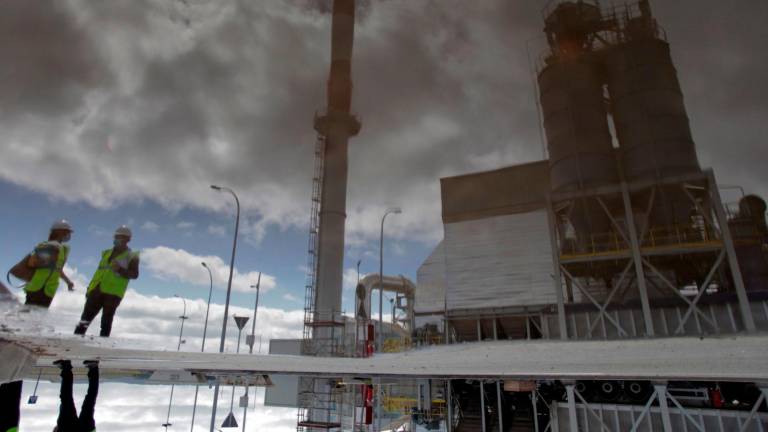 Un charco refleja la planta de biomasa de Greenalia en Curtis-Teixeiro, que arrancó motores en marzo como la a más grande de Galicia y de las mayores de España. Foto: Efe/Cabalar