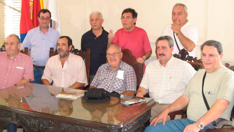 Suso Andrade, segundo por la izquierda de pie, durante el viaje institucional por el centenario de la Unión Barcalesa en Cuba. Foto: CG