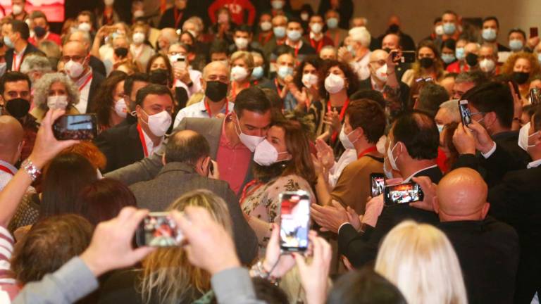 CLAUSURA DEL XIV CONGRESO. Pedro Sábchez y Valentín González Formoso saludan a los delegados e invitados al cónclave de los socialistas gallegos. Foto: Antonio Hernández 
