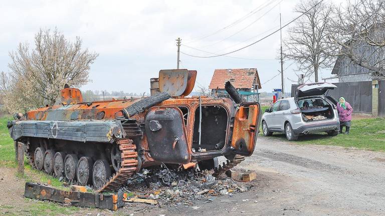 vehículo de combate de infantería ruso ruso destruido situado borde de la carretera en Rusaniv, en las afueras de Kiev, este sábado. Foto: EFE/EPA/Sergey Dolzhenko. 