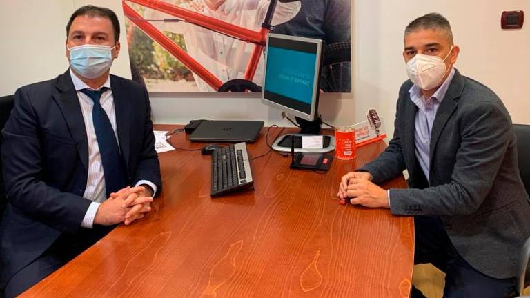 El director del Banco Santander de Negreira, izquierda, con el alcalde de A Baña. Foto: CDB