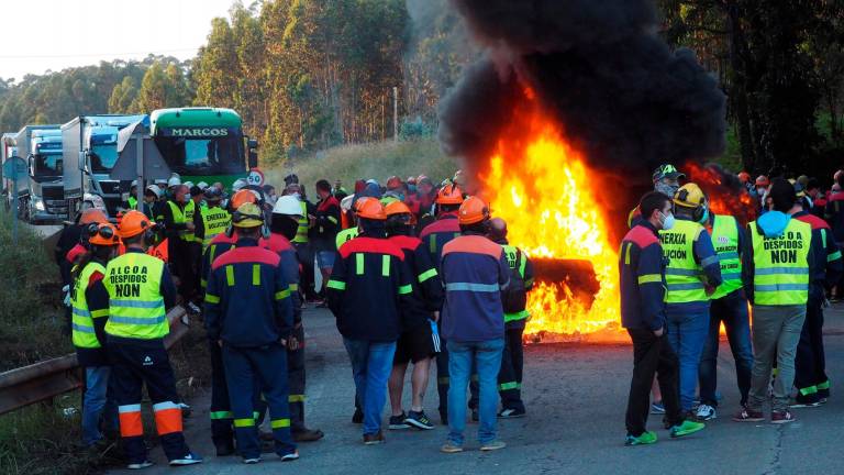 Trabajadores de Alcoa San Cibrao durante la protesta matinal de este martes en la carretera de acceso. Foto: Eliseo Trigo