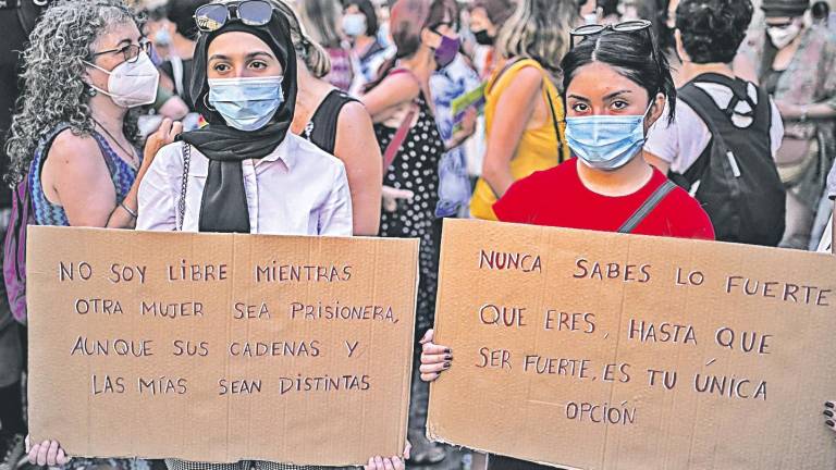 Dos manifestantes en Barcelona reinvidican apoyo para las afganas. Foto: Lorena Sopena/E.P.