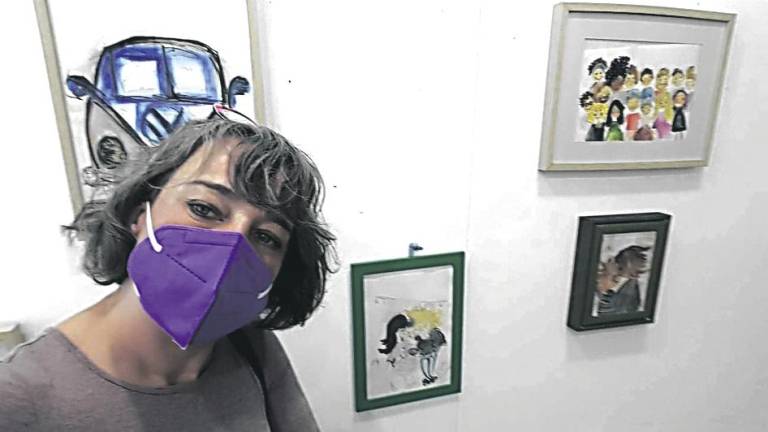 MOSTRA. María Pouso ante varias das súas obras. Foto: C.O.
