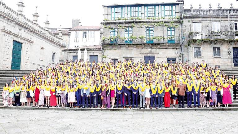 Foto de familia de la promoción de Medicina 2016-2022 en la plaza de A Quintana, momentos antes de celebrar la graduación en el Palacio de Congresos. Foto: Antonio Hernández