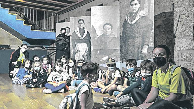 ESCOLARES. Un grupo de escolares durante a visita teatralizada que tivo lugar no museo ribeirense. Foto: C. de R.