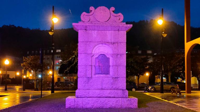 O monumento de Domingo Antonio de Andrade volverá a iluminarse de cor violeta. Foto: Concello de Cee