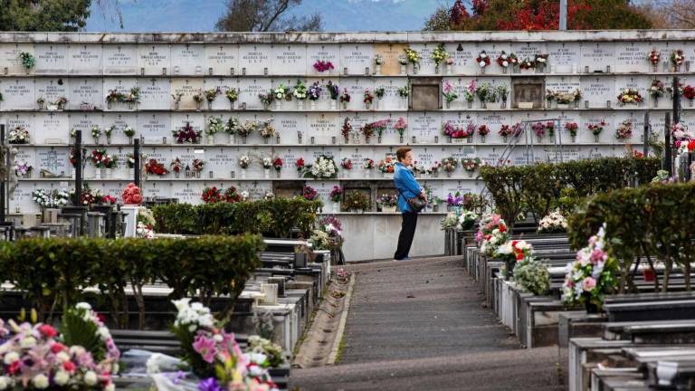 OVIEDO, 01/11/2020.- Una mujer visita el cementerio de San Salvador de Oviedo, este domingo, con motivo del Día de Todos los Santos. EFE/ Alberto Morante