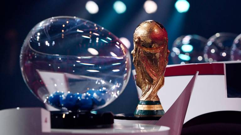 La Copa del Mundo con las bolas del sorteo. Foto: Efe