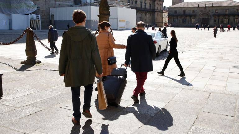PRAZA DO OBRADOIRO. Un grupo de turistas, con sus maletas, en el casco histórico de la capital gallega. Foto: A. Hernández 
