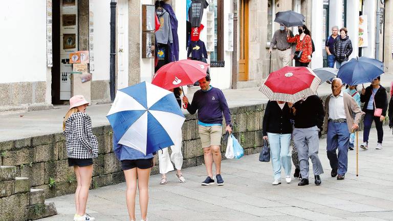 Los visitantes tuvieron que abrir ayer los paraguas en la zona monumental Foto: Antonio Hernández