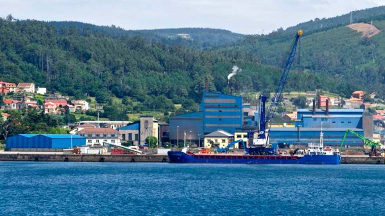 Porto de Brens, en Cee, ao pé do cal se ubica unha das factorías de Xeal. Foto: Ferroatlántica
