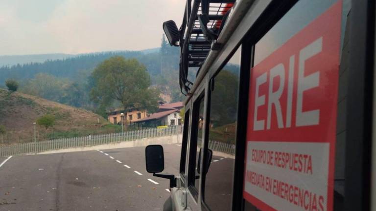 Efectivos y recursos de Cruz Roja Bizkai en la zona junto a los servicios de emergencia y personal trabajando en la extinción del incendio de Balmaseda. FOTO: CRUZ ROJA BIZKAIA