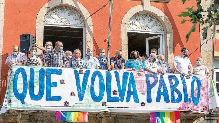 Un grupo de personas sostiene una pancarta durante una concentración por la “situación agónica” de Pablo Costas en Bueu Pontevedra, durante este fin de semana Foto: E. Press