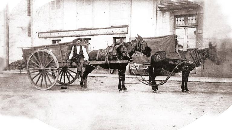 los inicios. El fundador de lo que más tarde sería la compañía Gómez y Cía., José García Grande, sobre un carro de mulas en el año 1890.