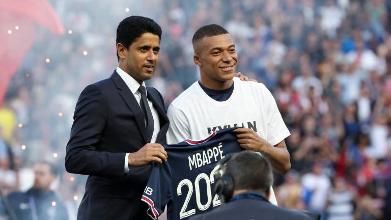Kylian Mbappé alzó una camiseta del Paris Saint-Germain Football Club con la inscripción 2025, junto al presidente Nasser Al-Khelaifi. Foto: Europa Press 