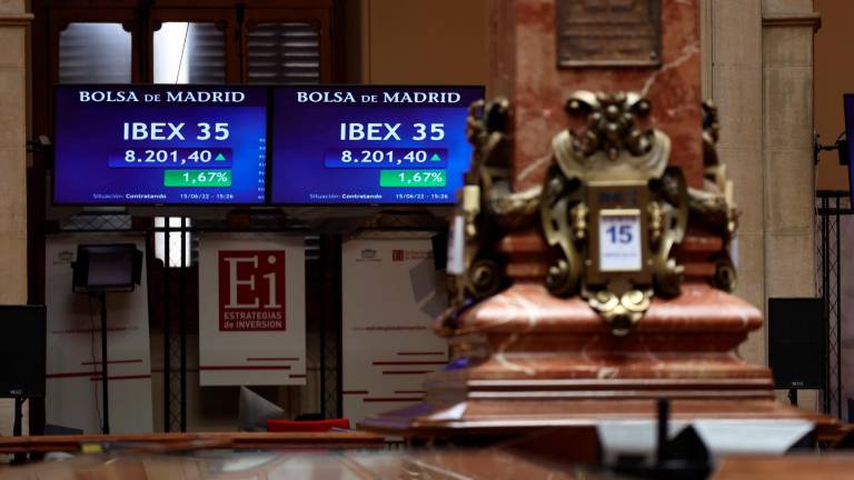 Dos paneles del Ibex 35 en el Palacio de la Bolsa de Madrid, a 15 de junio de 2022, en Madrid (España). El Consejo de Gobierno del Banco Central Europeo (BCE) ha decidido hoy aplicar flexibilidad en la reinversión de los vencimientos de su cartera de deuda correspondiente al programa antipandemia (PEPP). También ha recomendado acelerar el diseño de ‘un nuevo instrumento antifragmentación’ para su examen por el órgano del banco central. La reunión del Consejo de Gobierno, ha sido convocada para discutir la situación de las condiciones del mercado tras el repunte de las rentabilidades exigidas a los bonos de la eurozona. // Eduardo Parra / Europa Press 15/06/2022