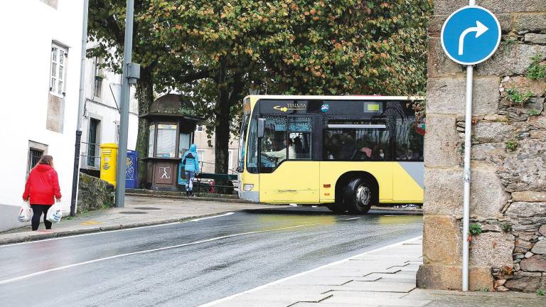 un autobús urbano tomando la estrecha curva de As Rodas. Por el casco histórico circularán vehículos más pequeños Foto: A. H 