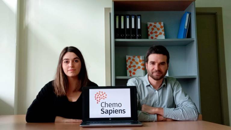 Haxel Ozores, fundador y CEO de ChemoSapiens, y Laura Fernández, empleada. Foto ChS