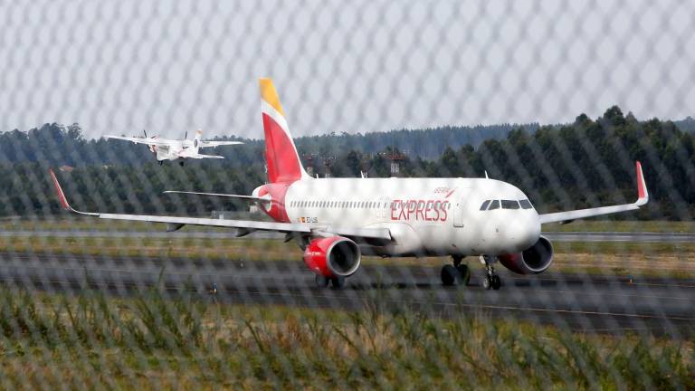 Dos aeronaves maniobrando ayer en la pista de operaciones del aeropuerto de Rosalía de Castro. Foto: Antonio Hernández