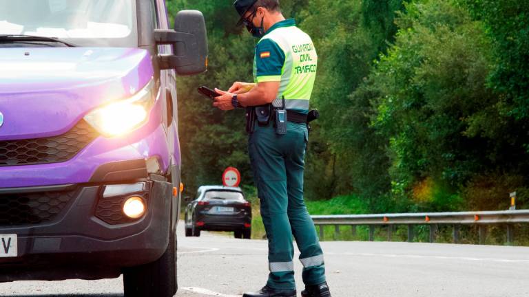 Un agente de la Guardia Civil realiza un control a un conductor de furgoneta. Foto: Efe/Eliseo Trigo