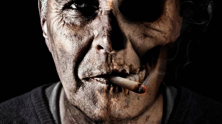 SALUD. Montaje de un rostro, con la mitad derecha simulando como afecta el consumo de tabaco. Foto: Pixabay