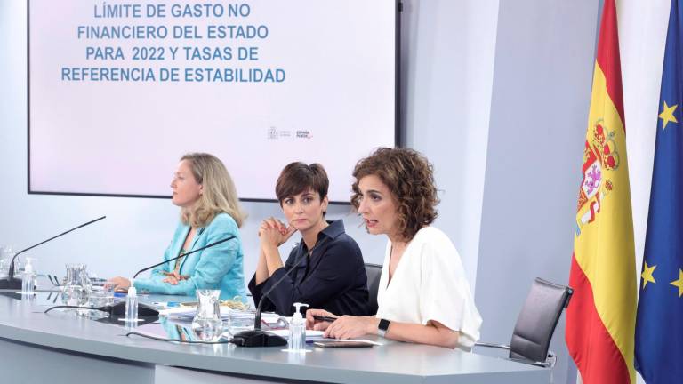 María Jesús Montero, a la derecha, explica el techo de gasto en presencia de la Portavoz, Isabel Rodríguez (centro), y la vicepresidenta primera, Nadia Calviño. Foto: Europa Press 