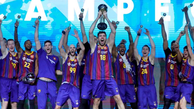 EUFORIA Oriola, capitán del Barcelona, levanta el trofeo recién conquistado de la Copa del Rey, ante el júbilo de sus compañeros de equipo. Foto: Efe 