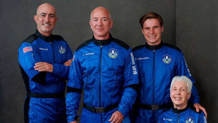 Jeff Bezos, en el centro, y a su derecha su hermano Mark, con los otros dos viajeros del cohete: la piloto Wally Funk y Oliver Daemen. Foto: Europa Press