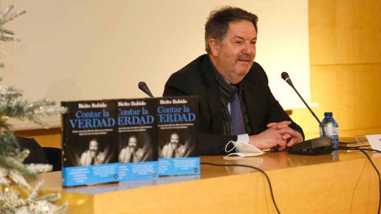 El periodista Bieito Rubido ayer durante la presentación de su libro. Foto: Antonio Hernández