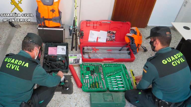 Objetos intervenidos a un grupo acusado de cometer nueve robos en garajes de Pontecesures. Foto: Guardia Civil