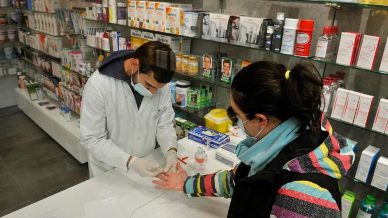 Farmacéuticos gallegos avisan de que los test de autodiagnóstico no dan vía libre para las reuniones familiares